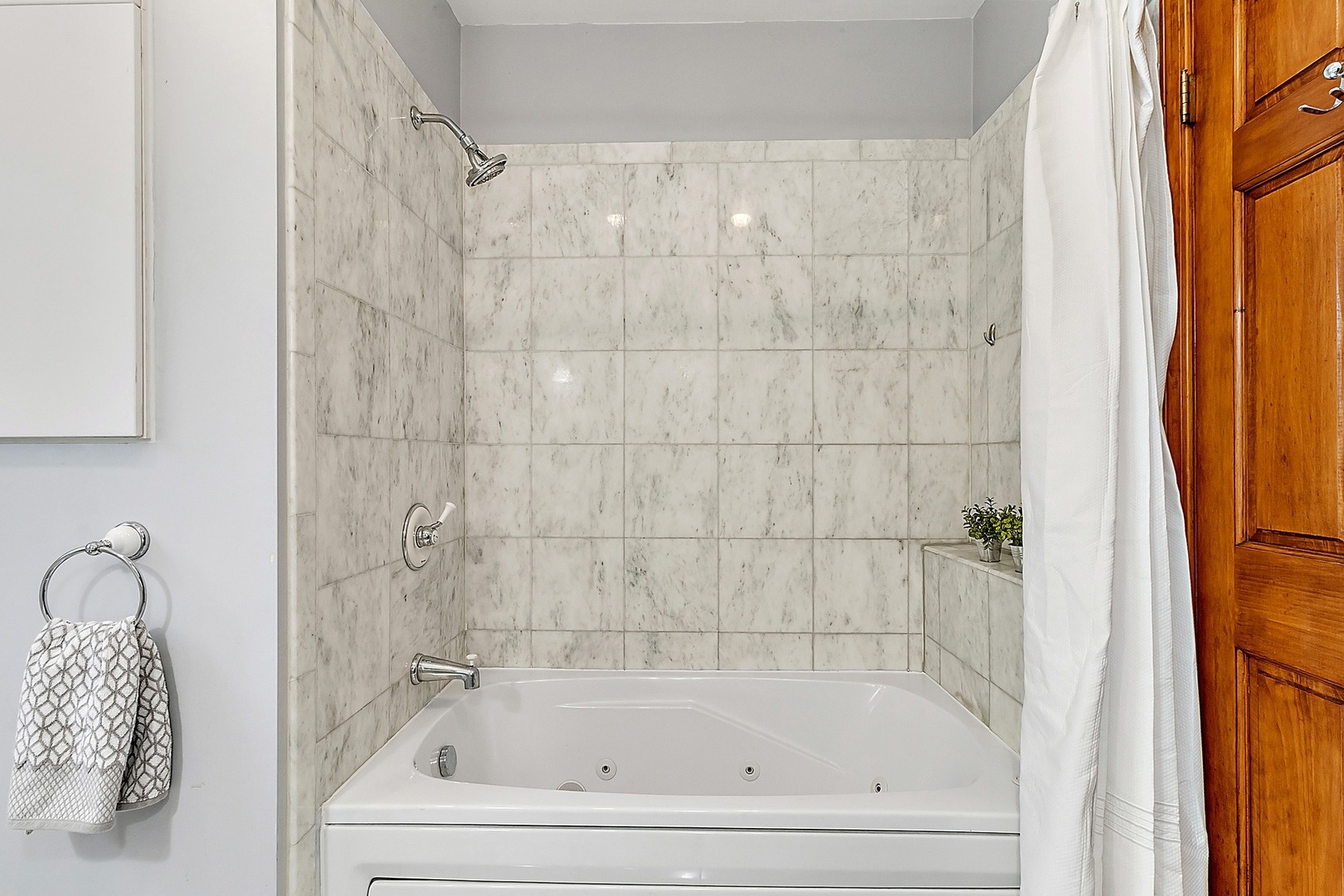 595 East Parkway Road Riverside, IL 60546 - Photo 12 of 35 a bathroom with a bathtub