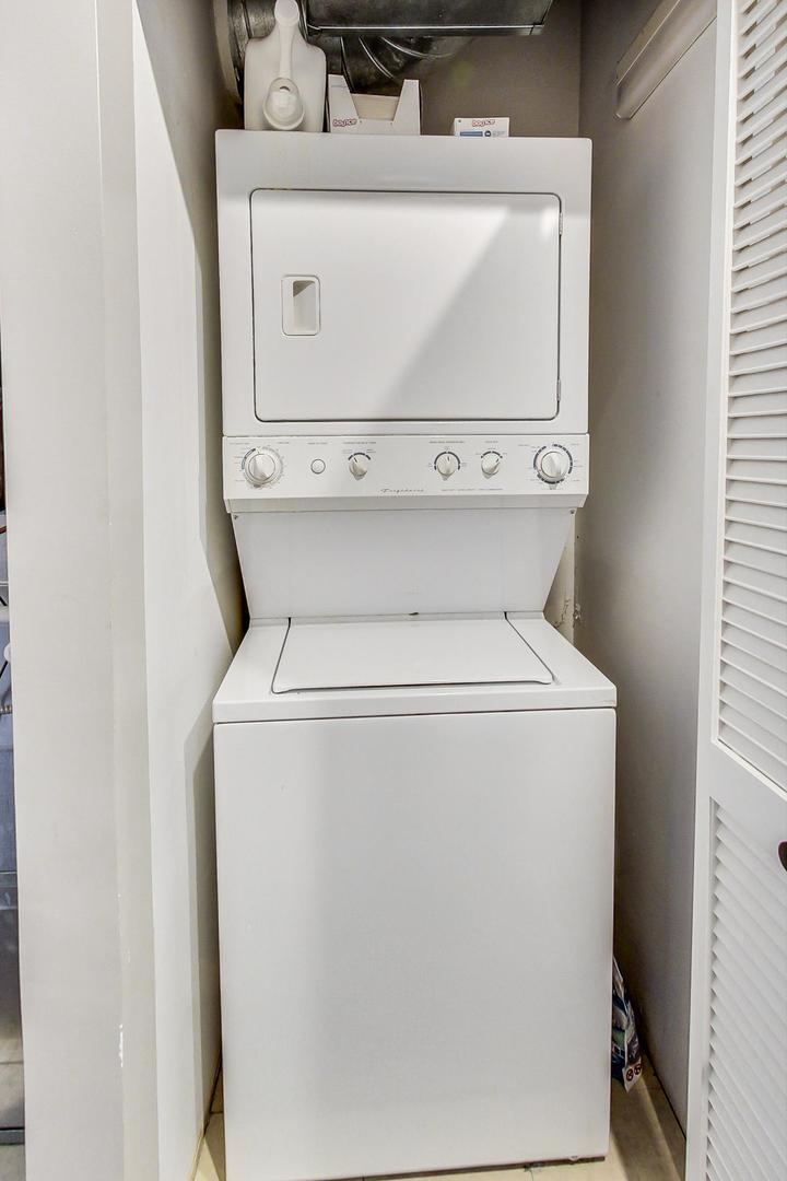 111 South Morgan Street, Unit 522 Chicago, IL 60607 - Photo 30 of 37 a utility room with dryer and washer