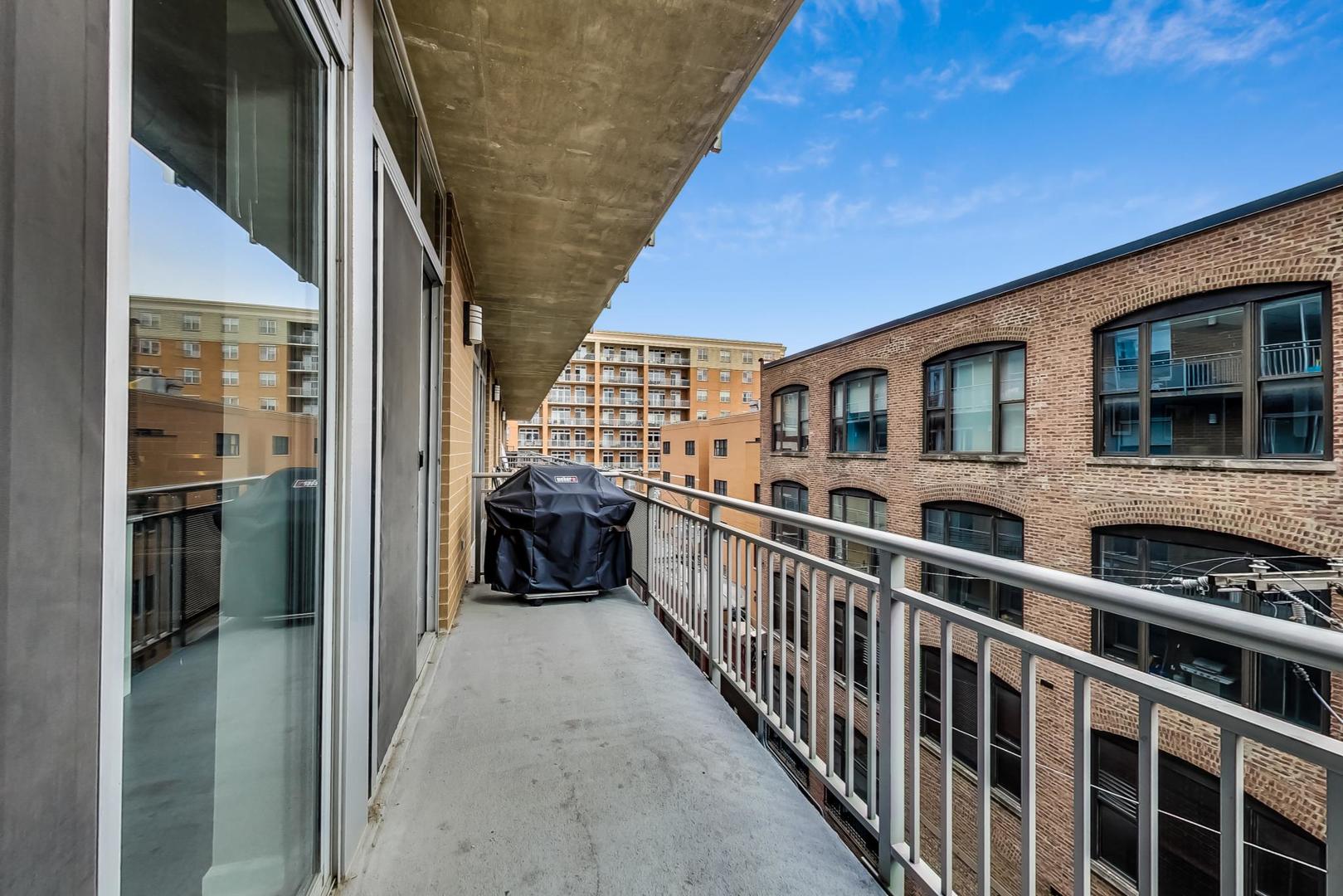 111 South Morgan Street, Unit 522 Chicago, IL 60607 - Photo 31 of 37 a view of a balcony and a street