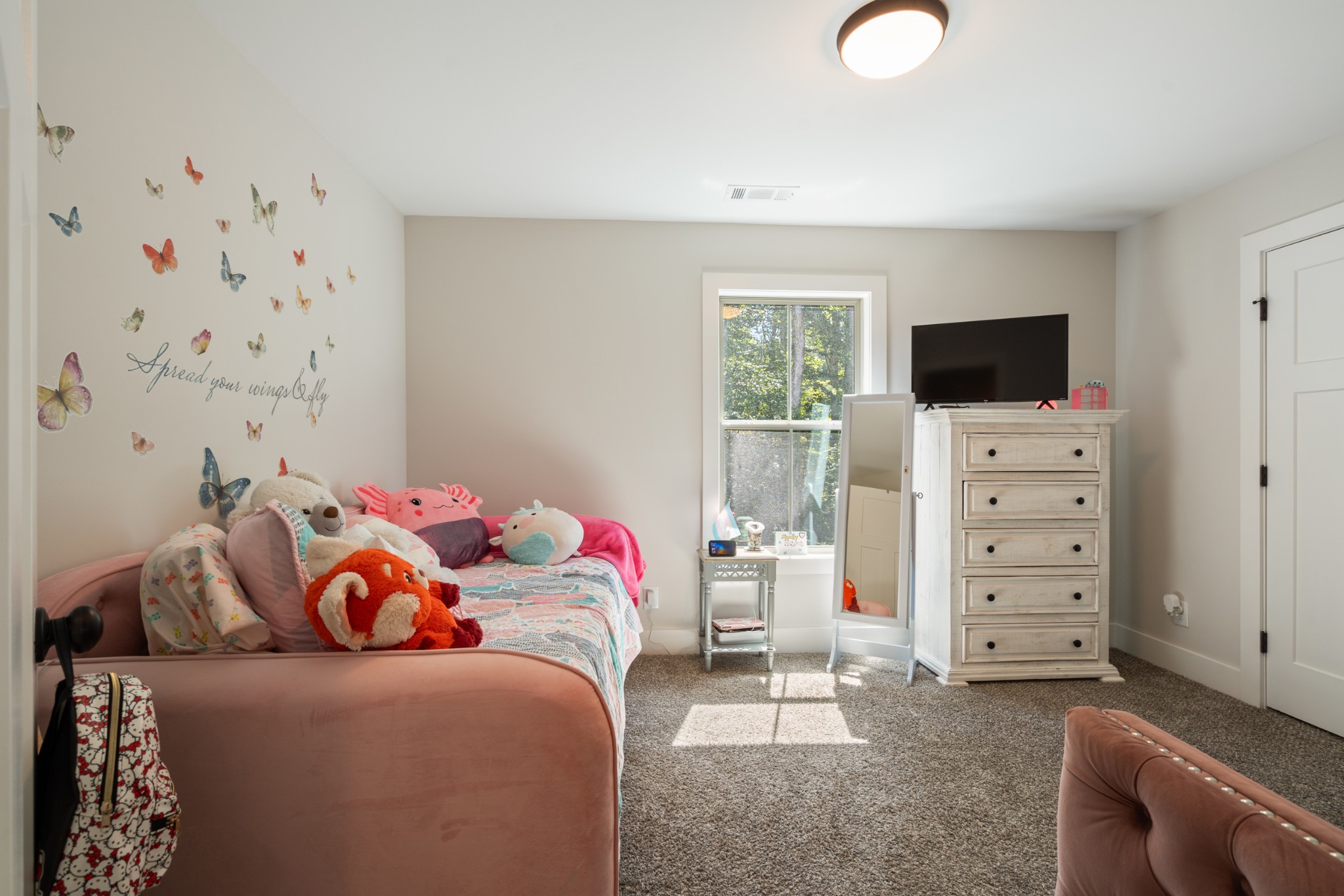 659 Turney Road Auburntown, TN 37016 - Photo 28 of 40 a bedroom with a bed and a television