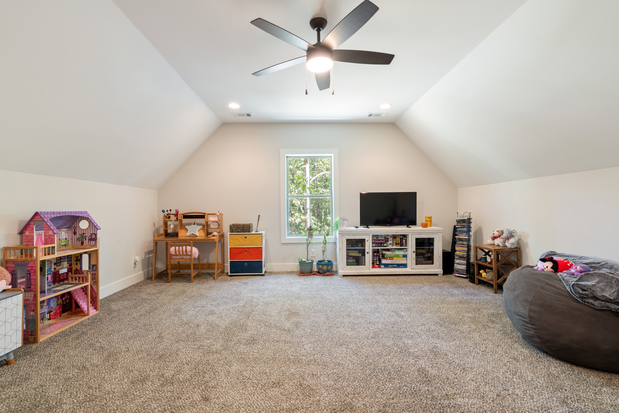 659 Turney Road Auburntown, TN 37016 - Photo 31 of 40 a living room with furniture and a flat screen tv