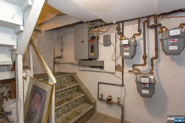 a view of entryway and hall