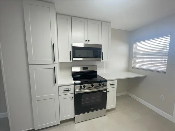 an empty room with closet and a ceiling fan