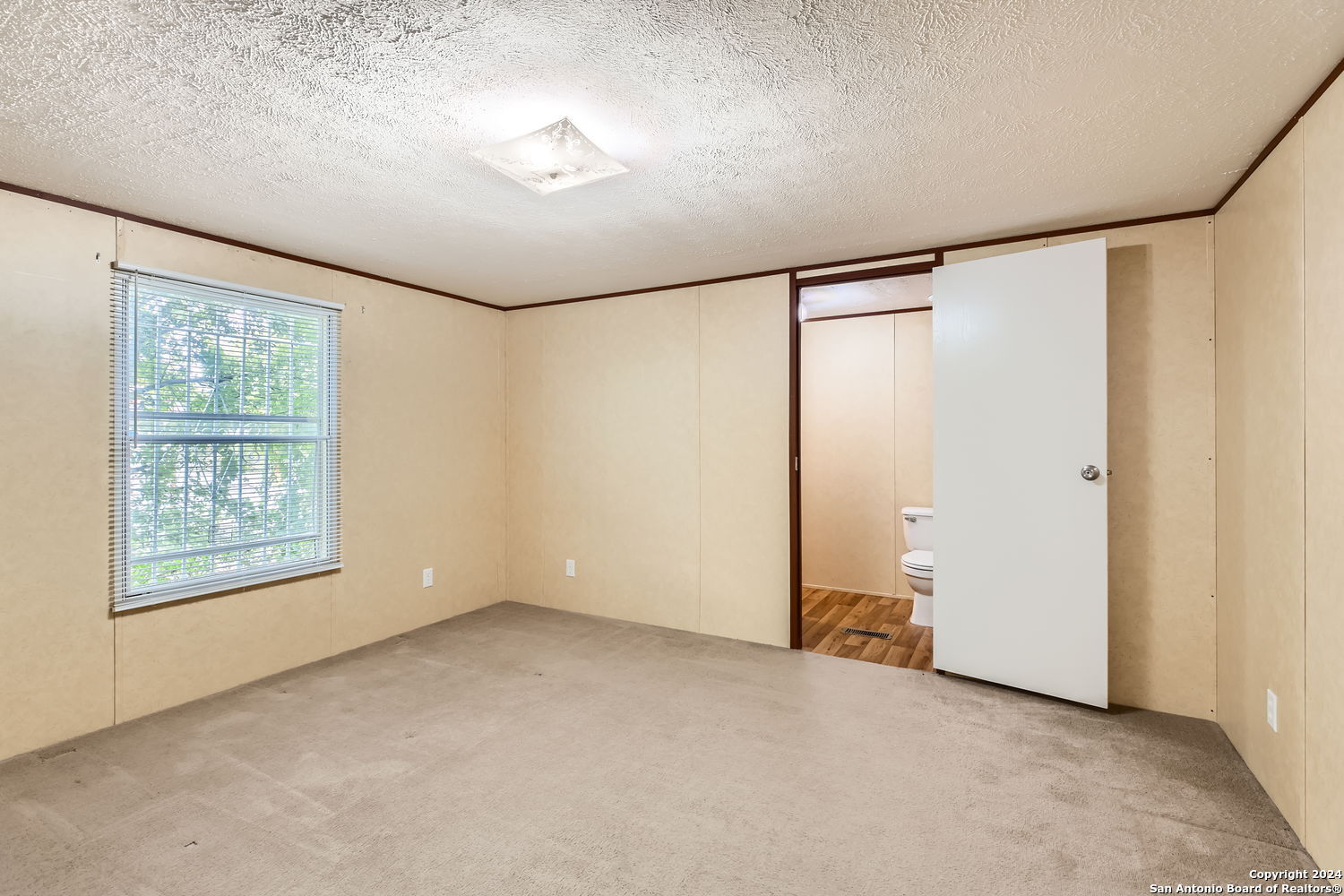 4423 East Houston Street San Antonio, TX 78219 - Photo 7 of 11 an empty room with windows and closet