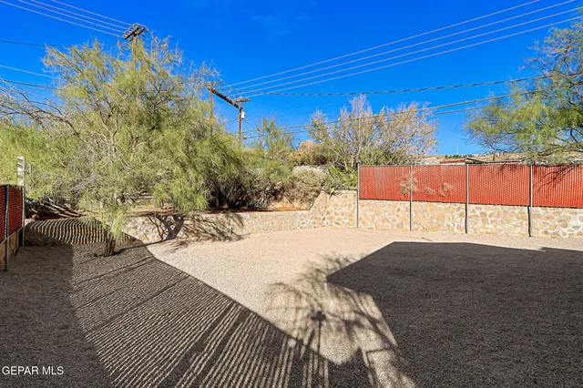 a view of a backyard