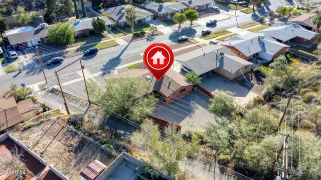 a view of sign board with yard