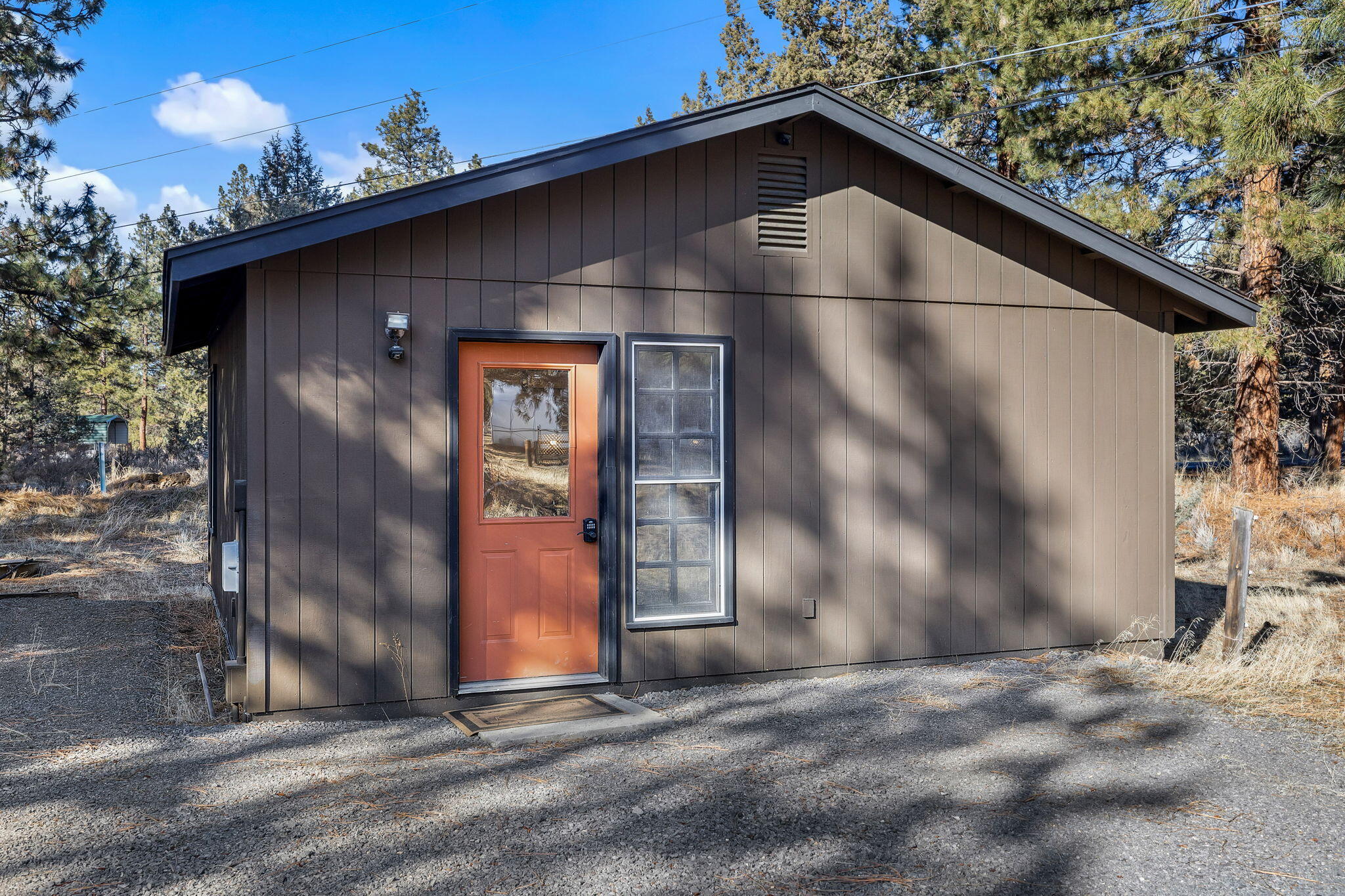 60340 Arnold Market Road Bend, OR 97702 - Photo 28 of 55 This 400 SF studio has heating, cooling, and multiple 400V outlets.