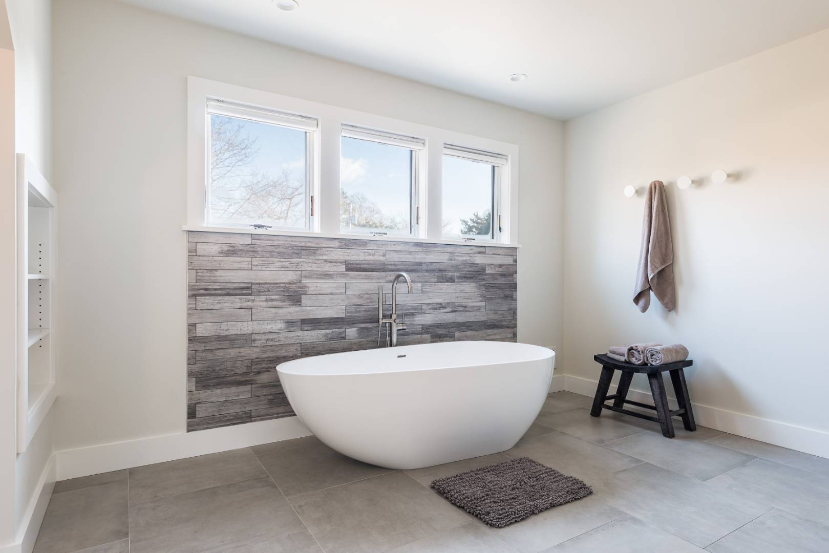 87 Accabonac Road East Hampton, NY 11937 - Photo 9 of 21 a spacious bathroom with a bathtub and shower