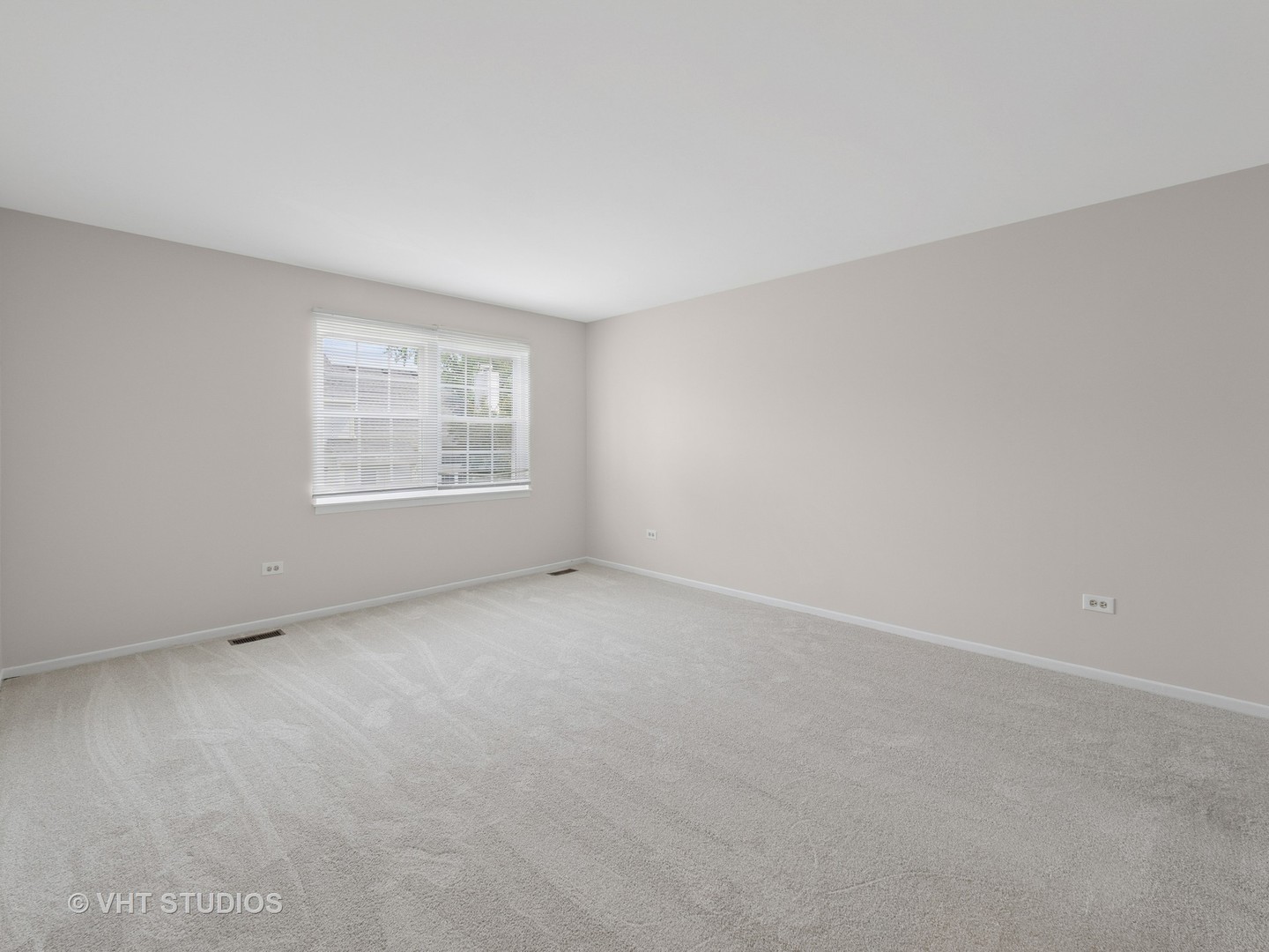 1102 North Knollwood Drive Palatine, IL 60067 - Photo 11 of 15 an empty room with windows