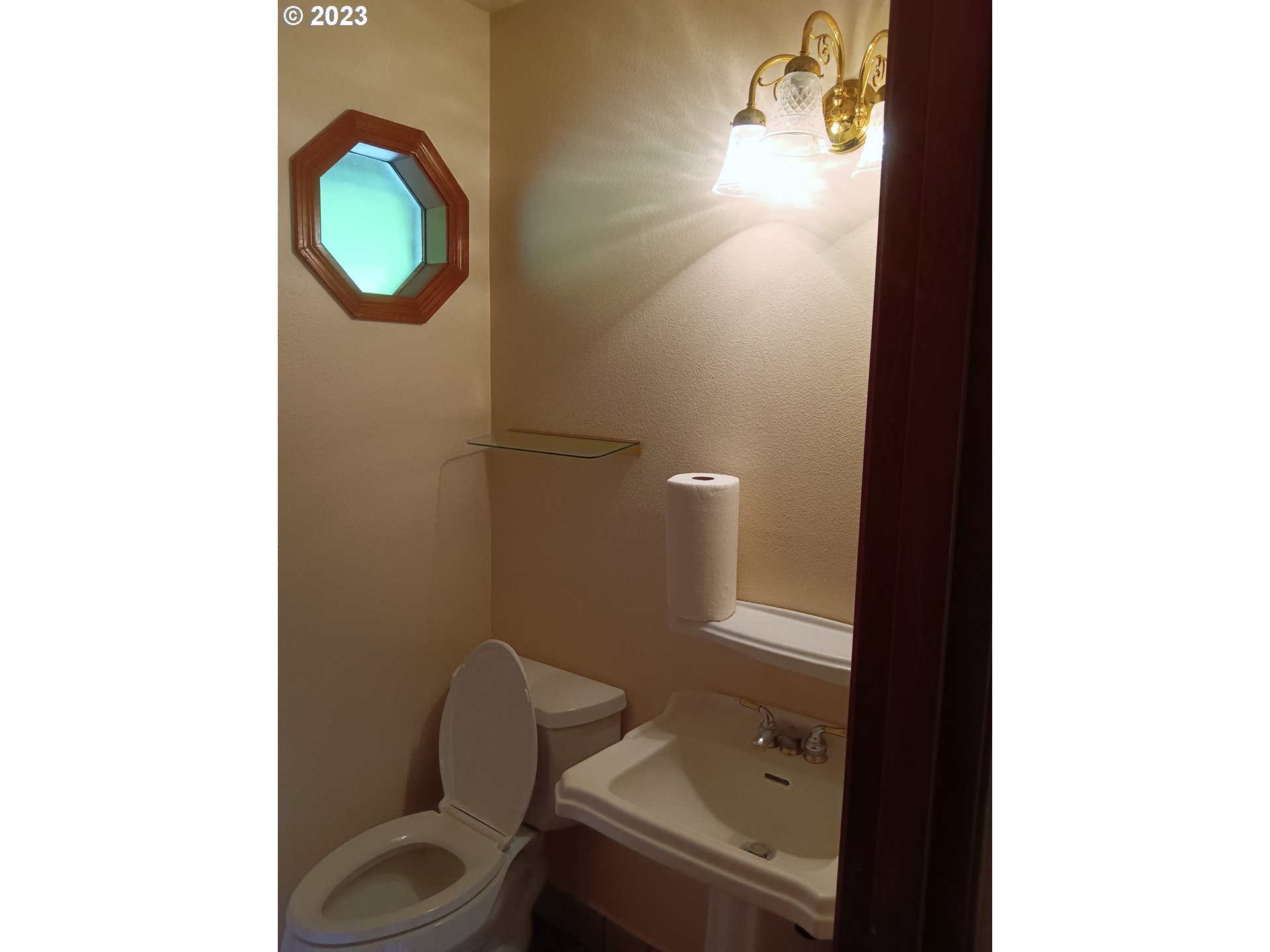 51 Stewart Road Stevenson, WA 98648 - Photo 20 of 30 a bathroom with a toilet and a sink