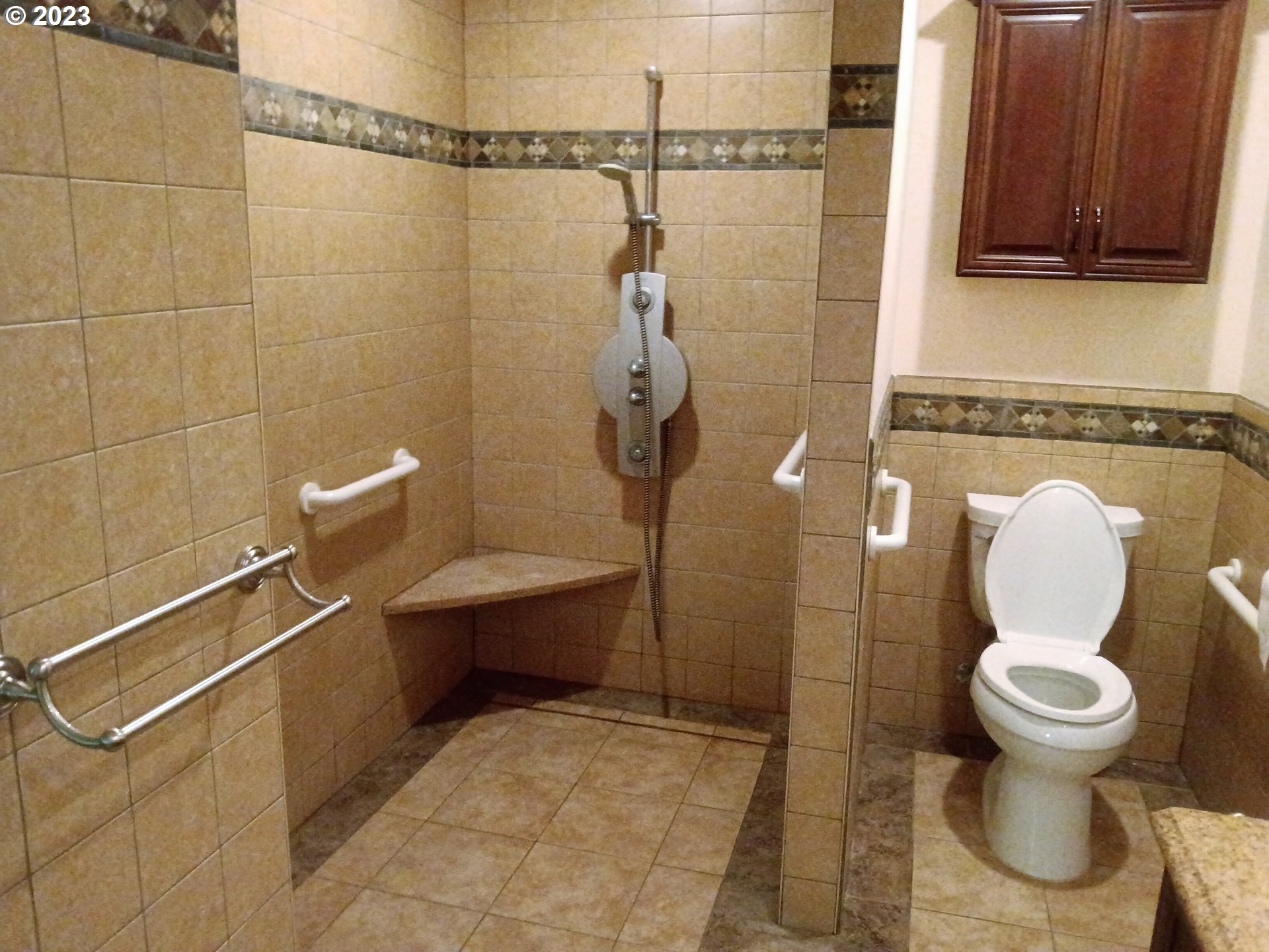 51 Stewart Road Stevenson, WA 98648 - Photo 22 of 30 a bathroom with a toilet and a shower
