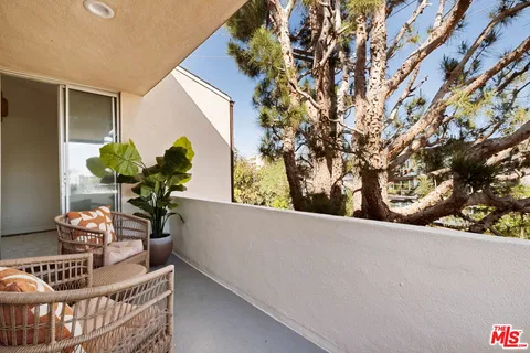 $849,000 | 725 South Barrington Avenue, Unit 301, Los Angeles, CA 90049