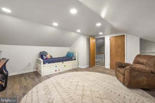 a view of a livingroom with furniture and a ceiling fan