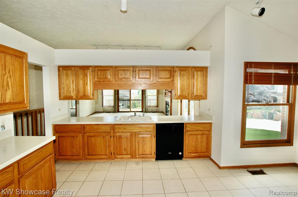 628 Summit Ridge Drive Milford, MI 48381 - Photo 11 of 44