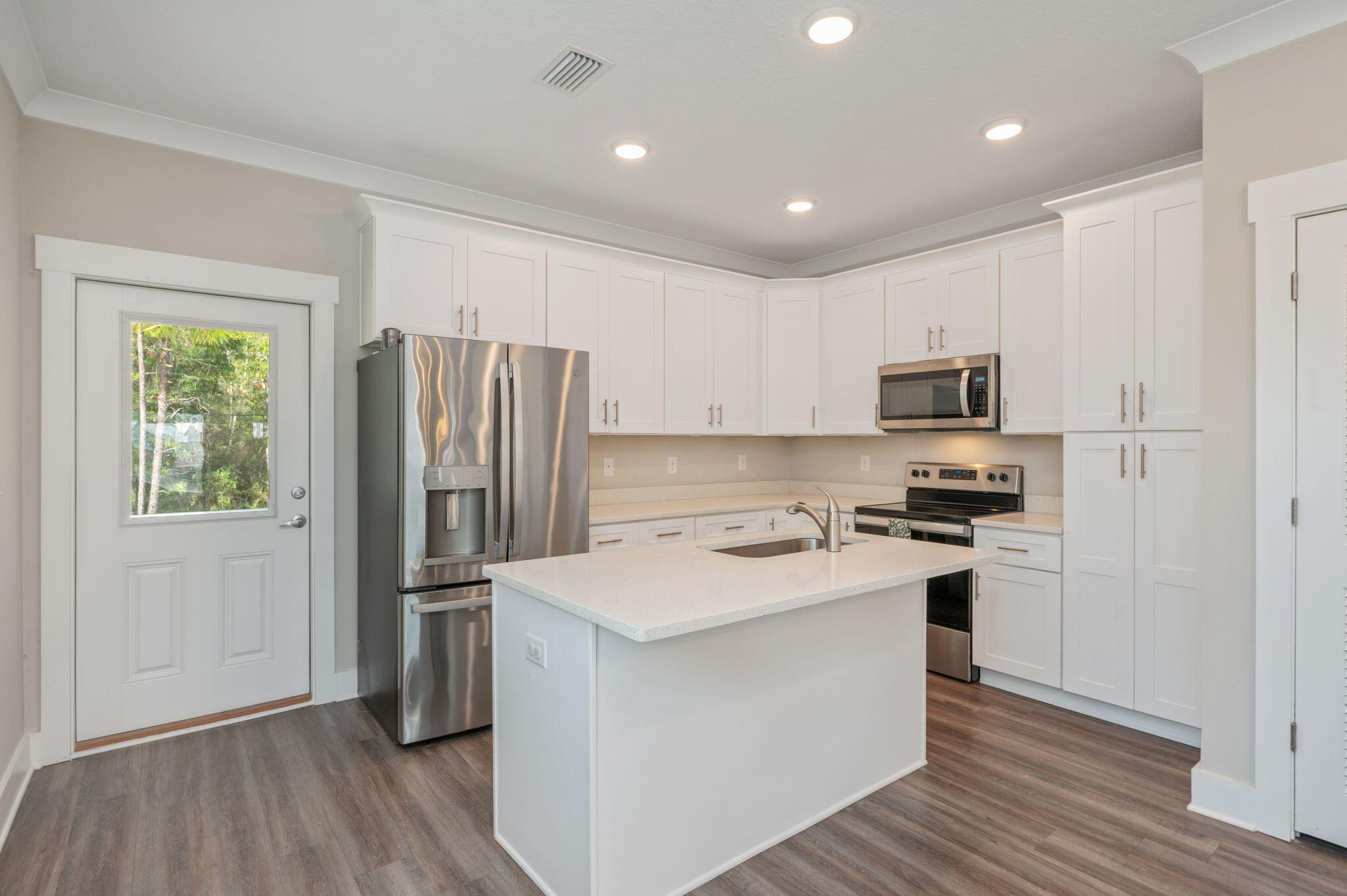 320 North Sand Palm Road Freeport, FL 32439 - Photo 8 of 30 Kitchen with Breakfast Bar