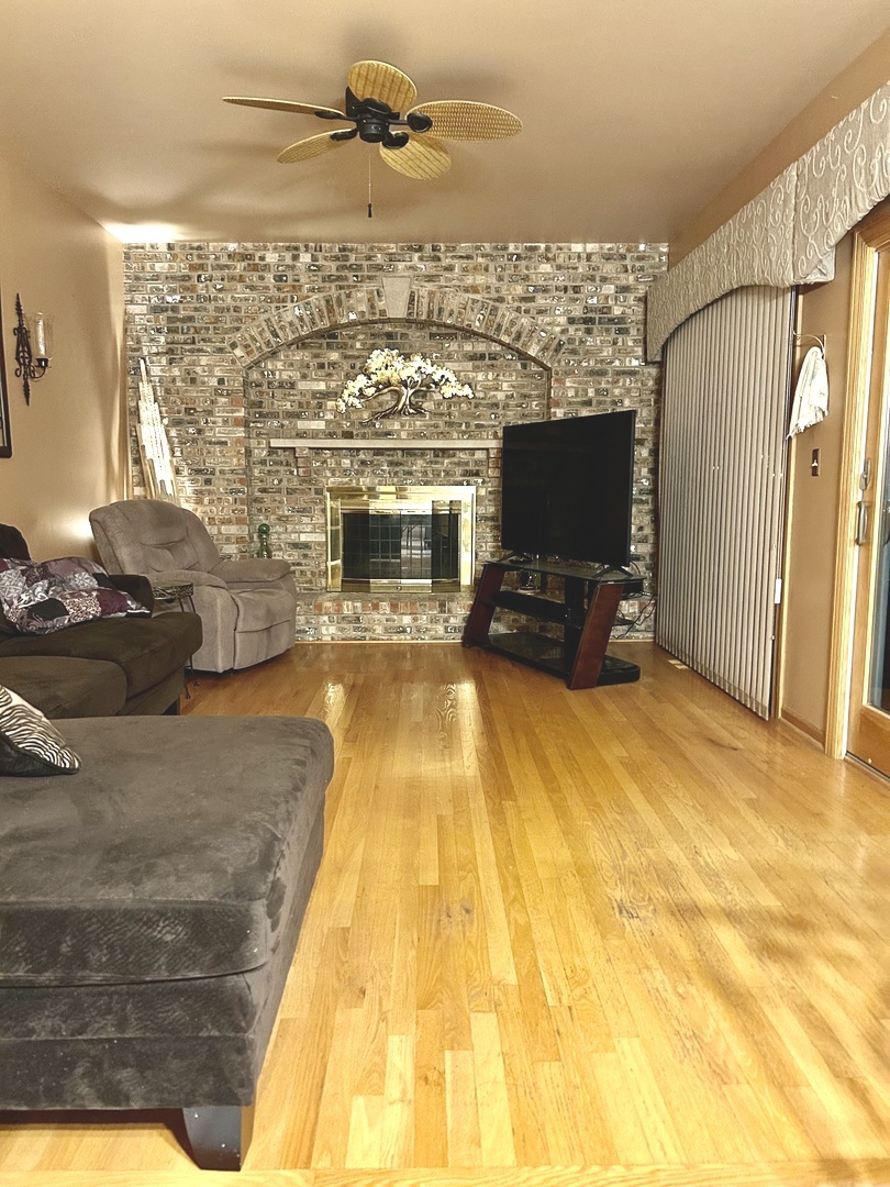 620 Old Oak Circle Algonquin, IL 60102 - Photo 13 of 29 a view of a living room with furniture