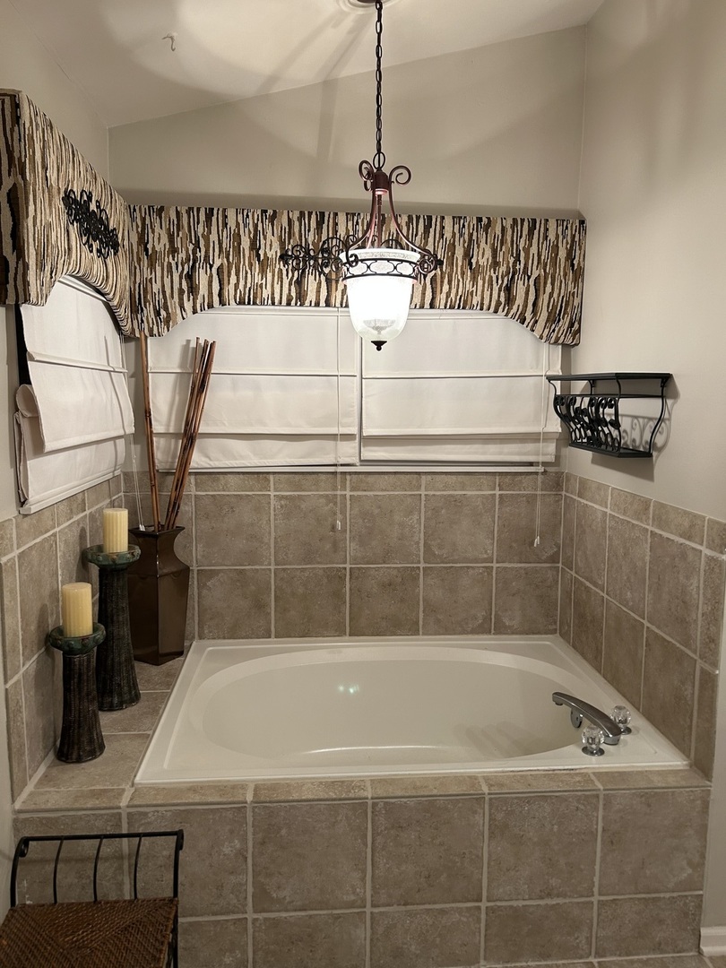 620 Old Oak Circle Algonquin, IL 60102 - Photo 18 of 29 a bathroom with a shower