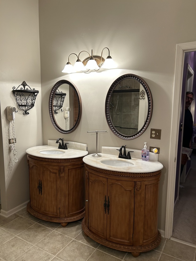 620 Old Oak Circle Algonquin, IL 60102 - Photo 20 of 29 a bathroom with a sink and a mirror
