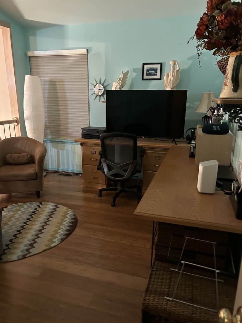 620 Old Oak Circle Algonquin, IL 60102 - Photo 23 of 29 a living room with furniture and a flat screen tv