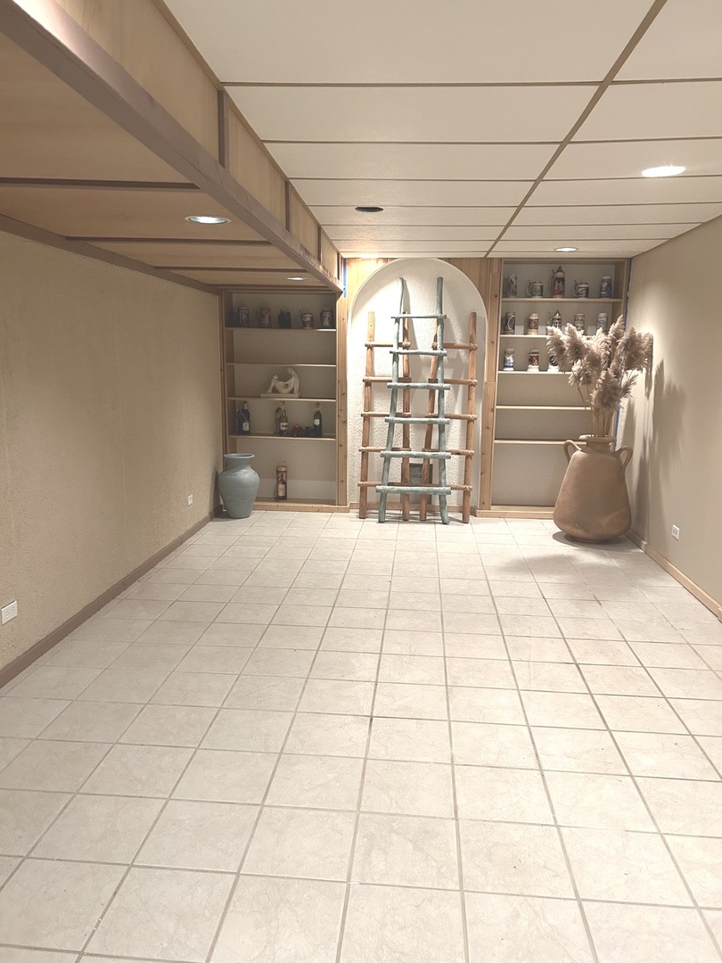 620 Old Oak Circle Algonquin, IL 60102 - Photo 25 of 29 a large room with wooden floor