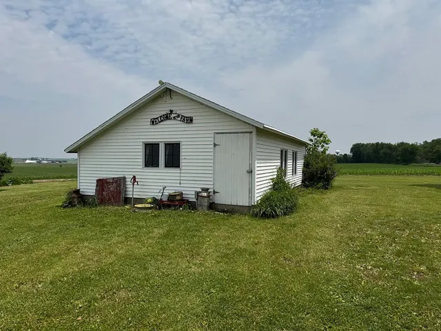 $325,000 | 23633 Carroll Road, Lanark, IL 61046