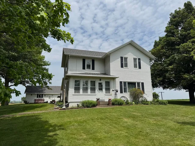 $325,000 | 23633 Carroll Road, Lanark, IL 61046