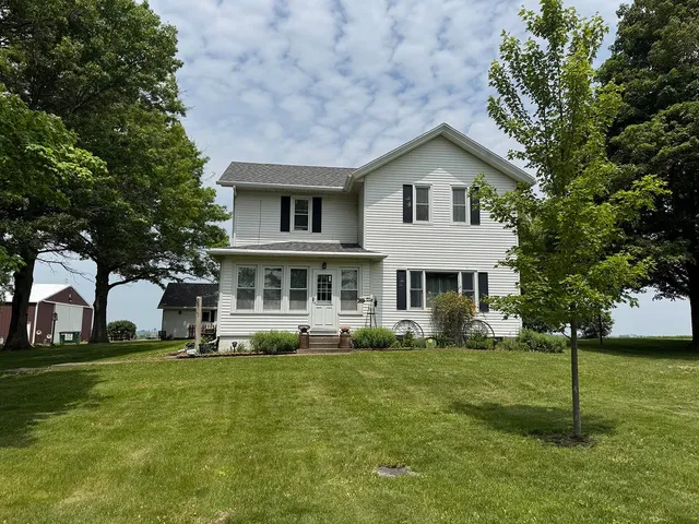 $325,000 | 23633 Carroll Road, Lanark, IL 61046