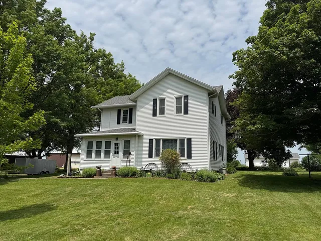 $325,000 | 23633 Carroll Road, Lanark, IL 61046