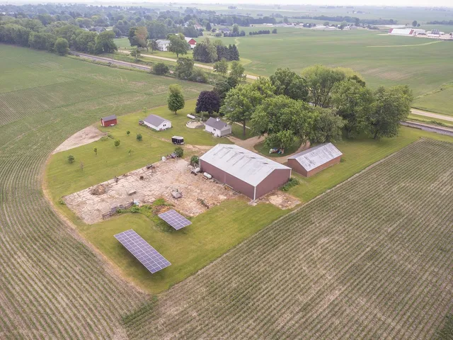 $325,000 | 23633 Carroll Road, Lanark, IL 61046