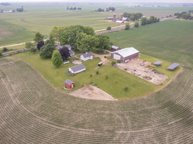 $325,000 | 23633 Carroll Road, Lanark, IL 61046