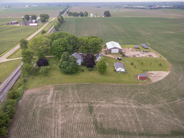 $325,000 | 23633 Carroll Road, Lanark, IL 61046