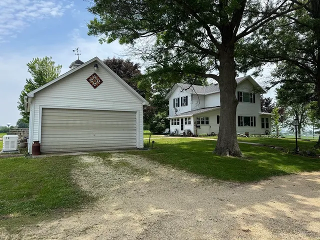$325,000 | 23633 Carroll Road, Lanark, IL 61046