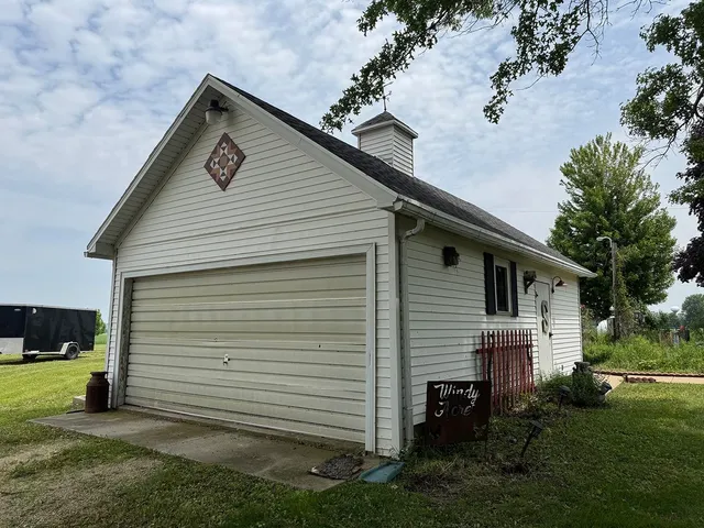 $325,000 | 23633 Carroll Road, Lanark, IL 61046