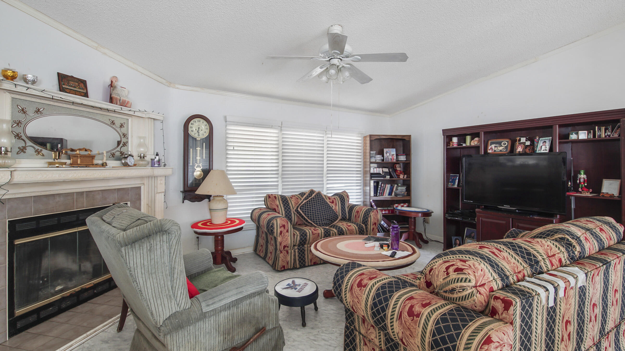 452 Wee Acres Road DeFuniak Springs, FL 32433 - Photo 3 of 23 a living room with furniture and a flat screen tv