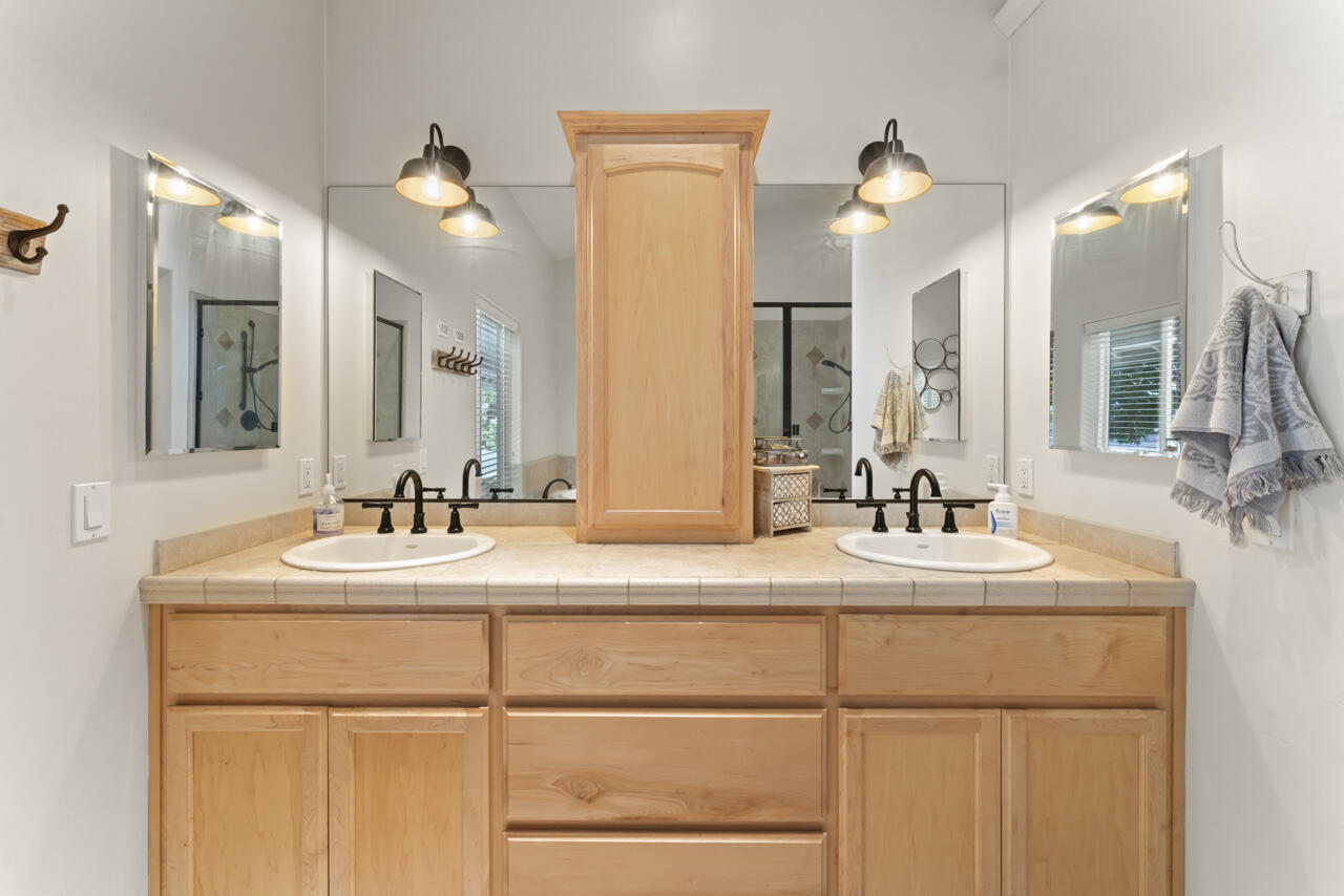 1040 Ferry Road Grants Pass, OR 97526 - Photo 37 of 67 Master Bath