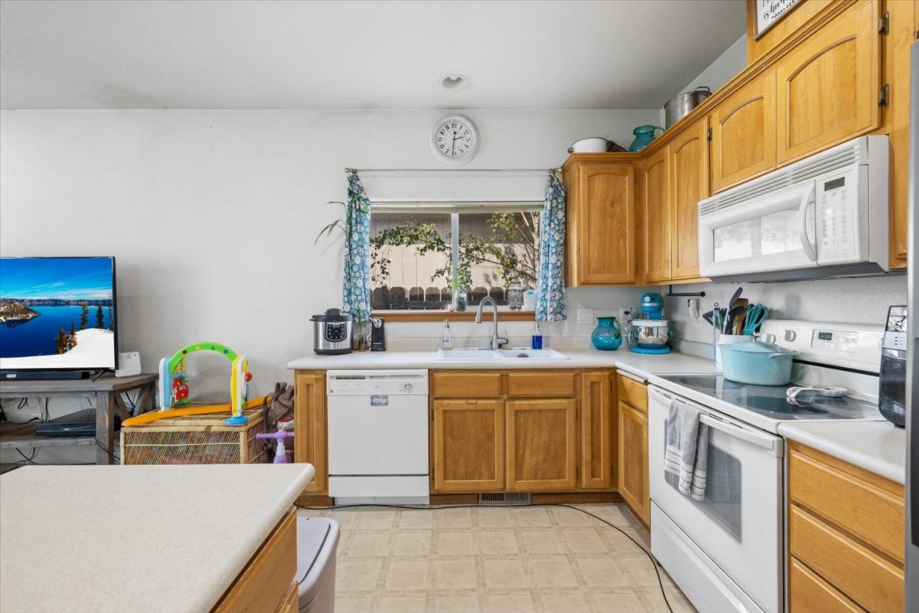 742 South Haskell Street Central Point, OR 97502 - Photo 11 of 17 batch_11-CI_1748