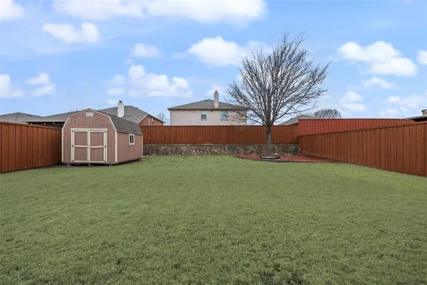 a view of a backyard