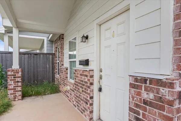 $1,375 | 716 South Main Street, Unit 718, McGregor, TX 76657