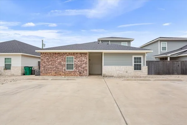 $1,375 | 716 South Main Street, Unit 718, McGregor, TX 76657