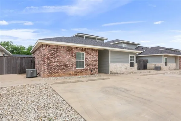 $1,375 | 716 South Main Street, Unit 718, McGregor, TX 76657