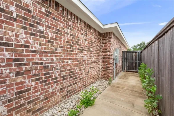$1,375 | 716 South Main Street, Unit 718, McGregor, TX 76657