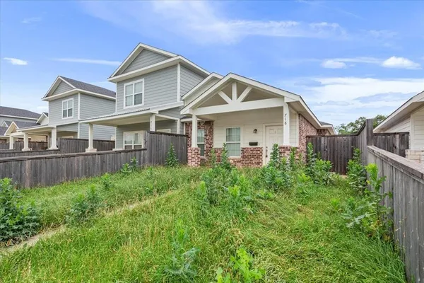 $1,375 | 716 South Main Street, Unit 718, McGregor, TX 76657