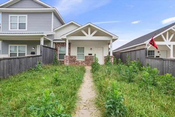 $1,375 | 716 South Main Street, Unit 718, McGregor, TX 76657