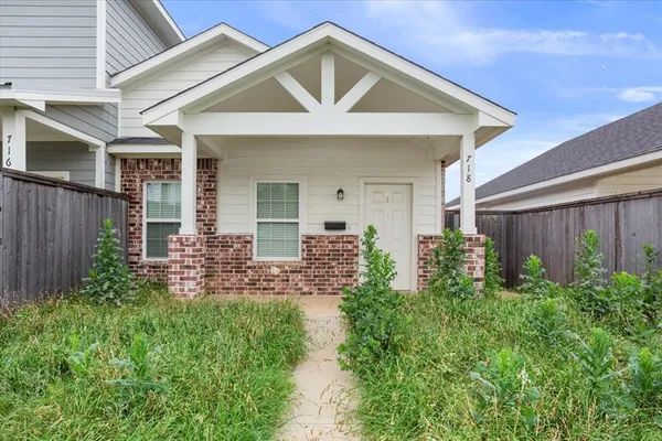 $1,375 | 716 South Main Street, Unit 718, McGregor, TX 76657