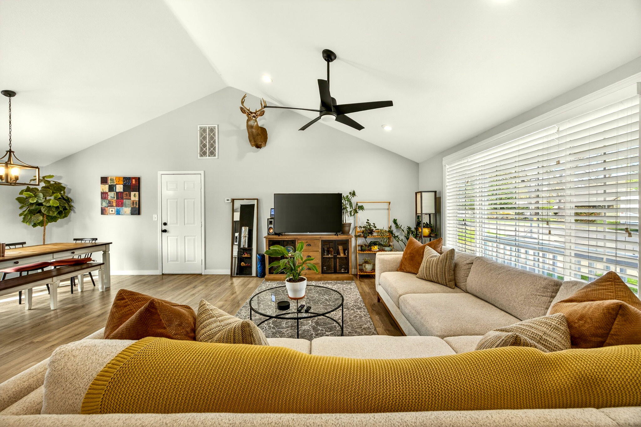934 Pittview Avenue Central Point, OR 97502 - Photo 8 of 32 Bright and Airy with vaulted ceilings