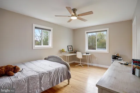 a en suite bathroom with a double vanity sink and a mirror