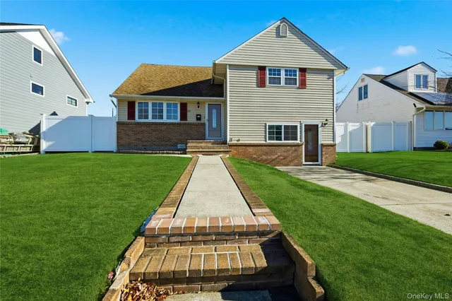 $829,900 | 123 South Fordham Road, Hicksville, NY 11801