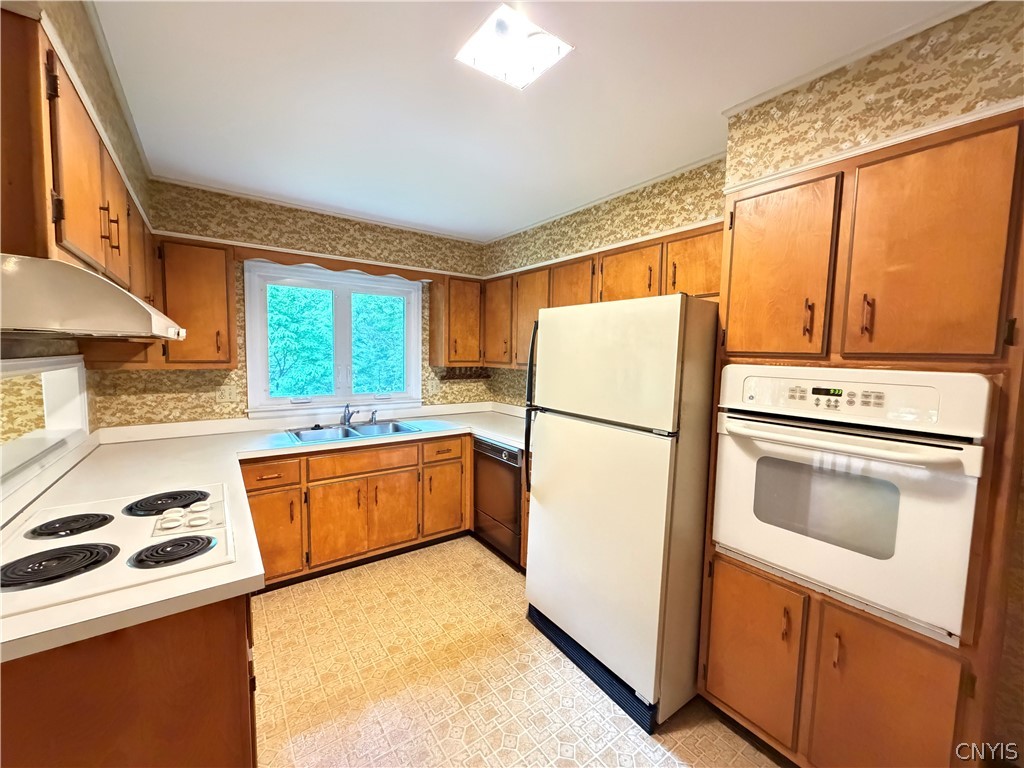 7447 Armstrong Road Manlius, NY 13104 - Photo 10 of 38