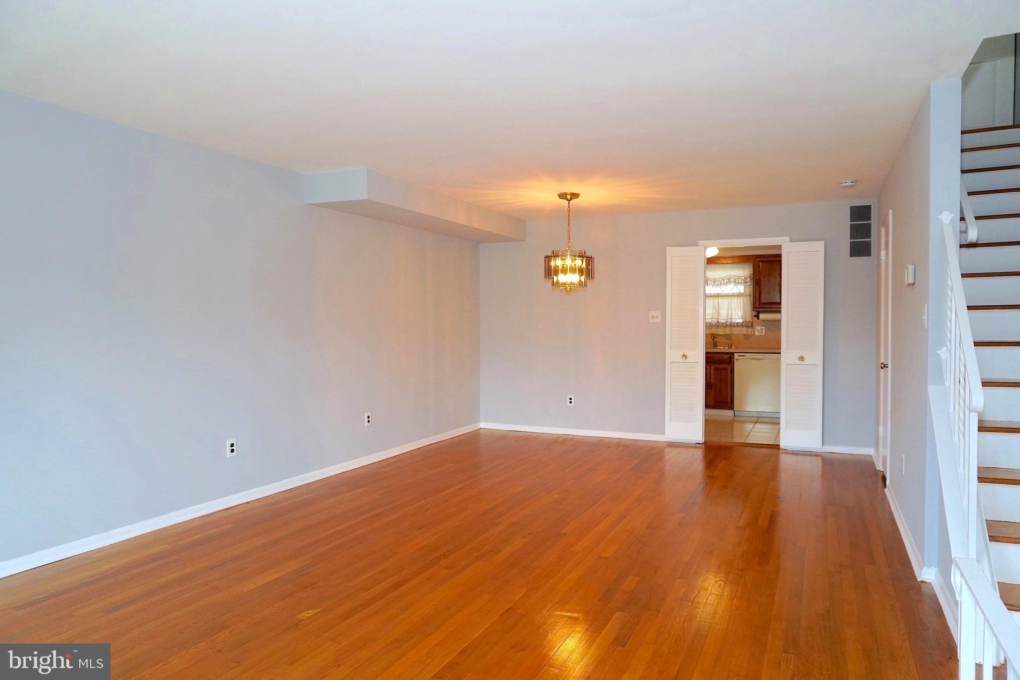 945 Elm Road Halethorpe, MD 21227 - Photo 6 of 32 Living Room