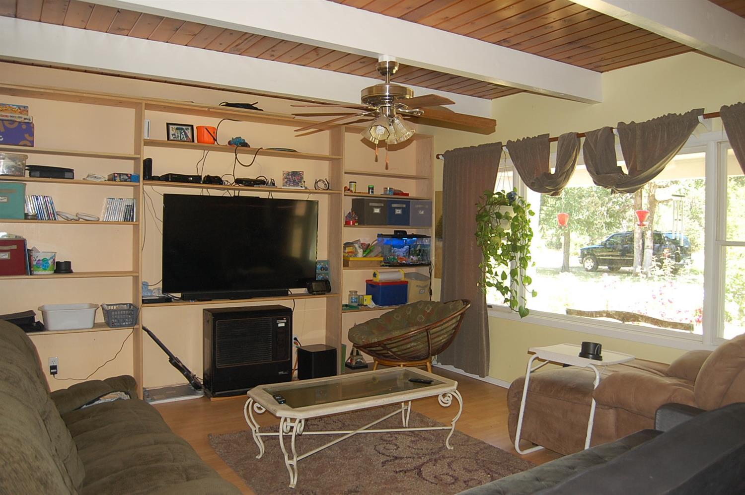 6006 Rockydale Road Cave Junction, OR 97523 - Photo 10 of 33 Living room